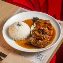 Aroz blanco con costillas de cerdo