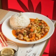 Arroz blanco con pollo estilo gong bao