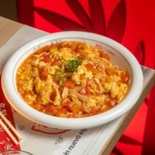 Noodles Anchos hervidos con tomate y huevos