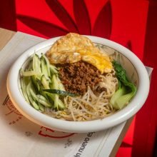 Noodles anchos con carne de cerdo y salsa mxita